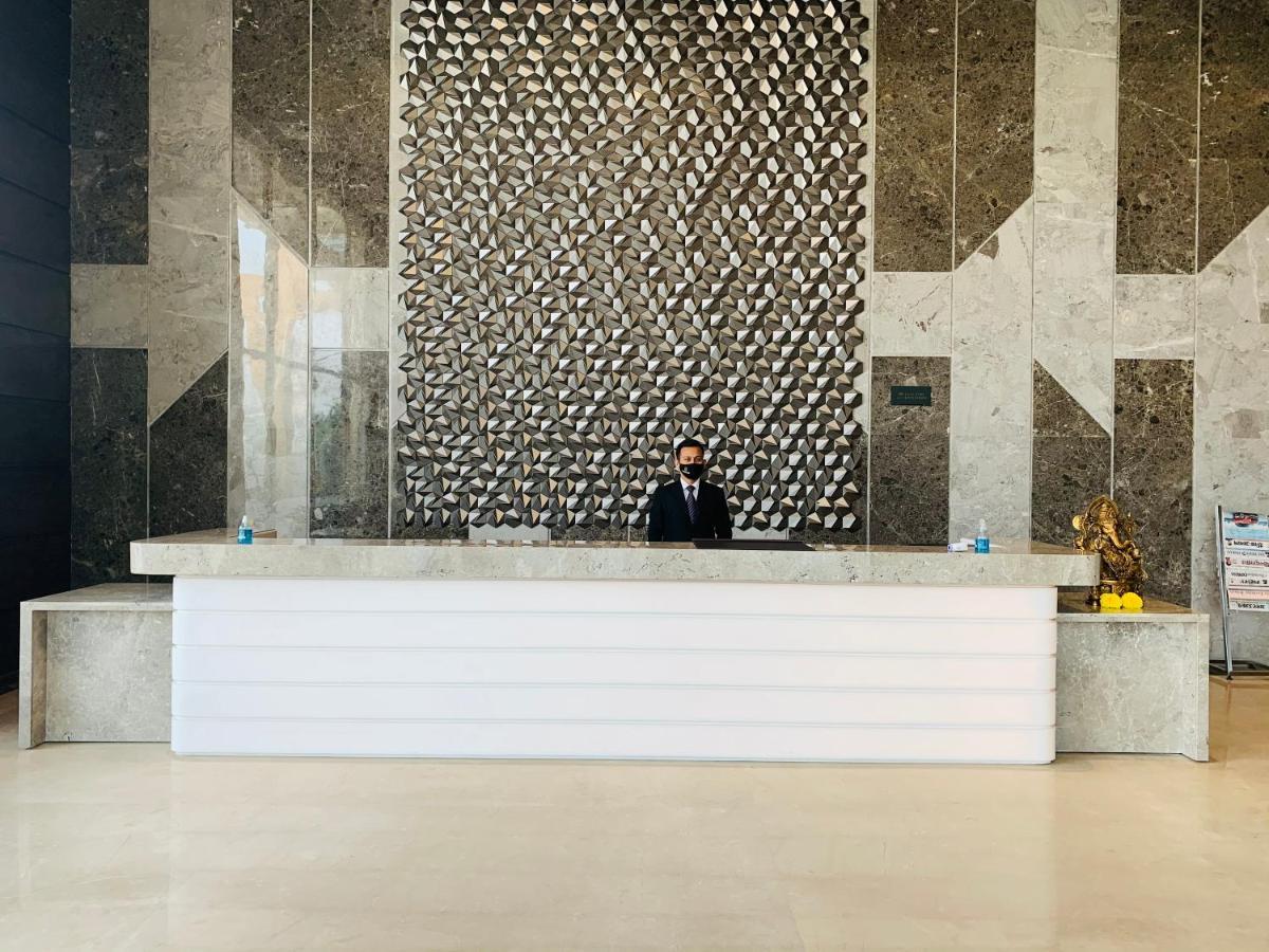 The Grand Arc Hotel & Convention Centre Shahjahanpur Esterno foto