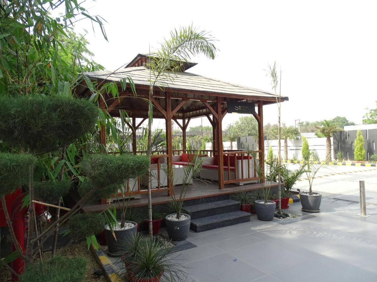 The Grand Arc Hotel & Convention Centre Shahjahanpur Esterno foto