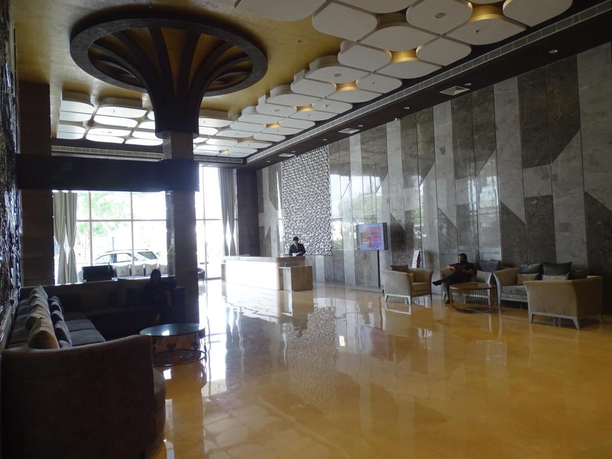 The Grand Arc Hotel & Convention Centre Shahjahanpur Esterno foto