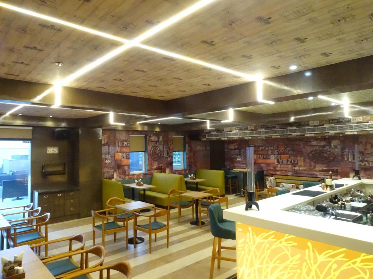 The Grand Arc Hotel & Convention Centre Shahjahanpur Esterno foto