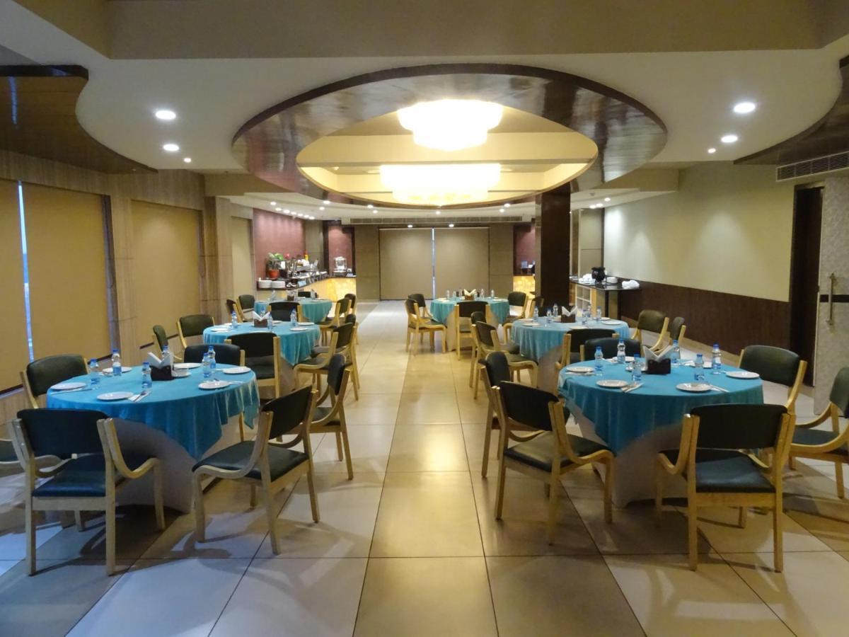The Grand Arc Hotel & Convention Centre Shahjahanpur Esterno foto