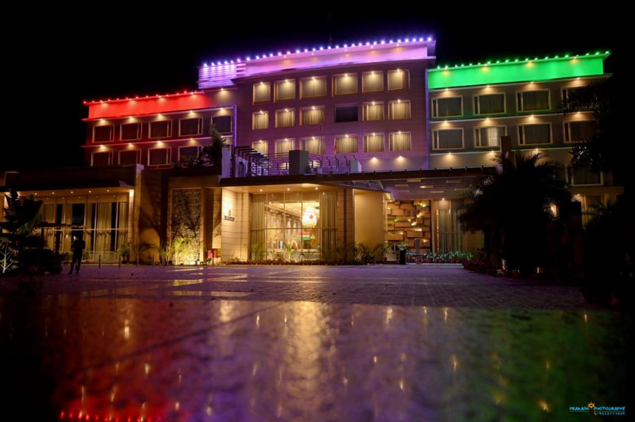 The Grand Arc Hotel & Convention Centre Shahjahanpur Esterno foto