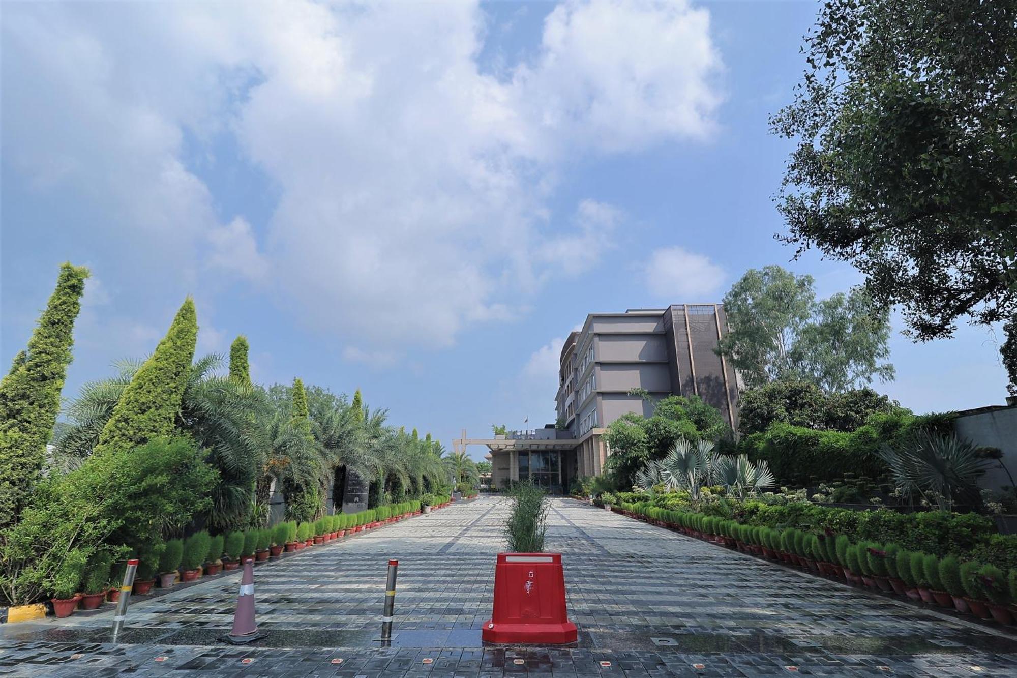 The Grand Arc Hotel & Convention Centre Shahjahanpur Esterno foto